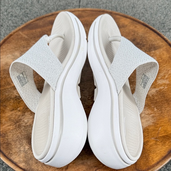 Skechers Sandals Wm 8 Thong Flip Flop Comfort Arch Fit Neutral Tan Beige - Picture 6 of 10